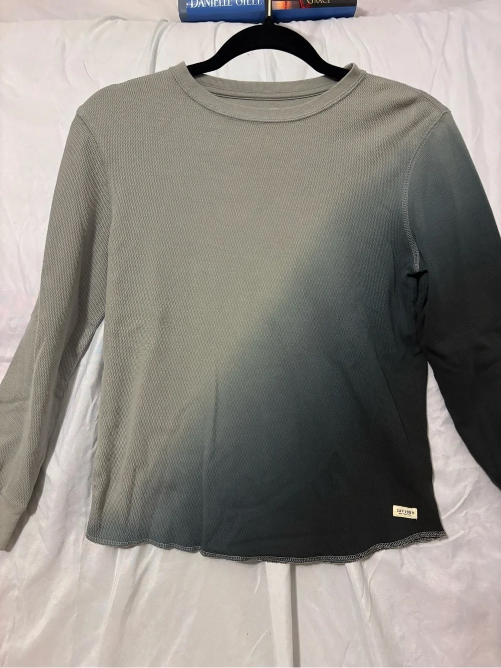 GAP Long Sleeve Ombre Tee in Light Gray to Dark Gray/Black